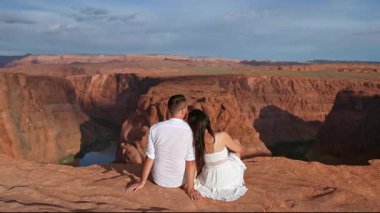 Arizona 'da Horseshoe Band Canyon' da tatilde olan genç bir çift. Macera ve turizm konsepti. Amerika 'nın güzel doğası
