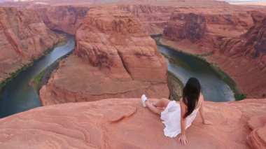 Arizona 'da Horseshoe Band Canyon' da tatilde olan bir kadın. Macera ve turizm konsepti. 