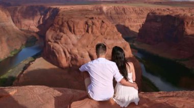 Arizona 'da Horseshoe Band Canyon' da tatilde olan genç bir çift. Macera ve turizm konsepti. Amerika 'nın güzel doğası