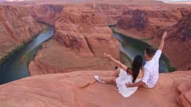 Arizona 'da Horseshoe Band Canyon' da tatilde olan genç bir çift. Macera ve turizm konsepti. Amerika 'nın güzel doğası