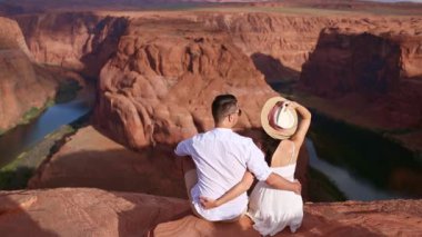Arizona 'da Horseshoe Band Canyon' da tatilde olan genç bir çift. Macera ve turizm konsepti. Amerika 'nın güzel doğası