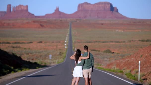 Gelukkig Stel Beroemde Weg Naar Monument Valley Utah Prachtig Uitzicht — Stockvideo