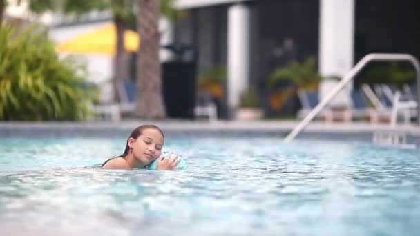 Nastolatka Pływająca Basenie Grająca Siatkówkę Plażową Aktywność Letnich Dzieci Sporty — Wideo stockowe