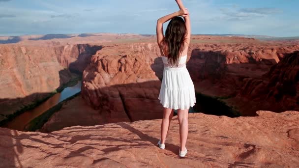 アリゾナ州ページにあるホースシューバンドキャニオンでの休暇中の女性 アドベンチャーと観光コンセプト — ストック動画