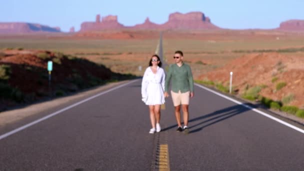 在犹他州著名的纪念碑谷路上 一对快乐的夫妇 名胜古迹山谷的壮丽景色 — 图库视频影像