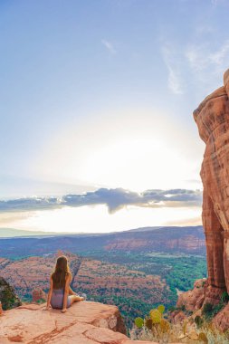 Sedona, Arizona 'da gün batımında Katedral Rock' ın kenarındaki küçük kızın arka görüntüsü. Arizona 'da mavi gökyüzü olan Sedona' daki Scenic Cathedral Rock 'tan görüntü