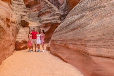 Arizona, ABD 'de Antilope Kanyonu' nu keşfeden dört kişilik mutlu bir aile. Antilop Canyon Renk Gradyanı. Yüksek kalite fotoğraf