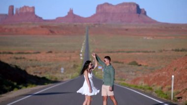 Utah 'taki Monument Valley Kabile Parkı' nda manzara otoyolu. Anıt Vadisi 'ndeki ünlü yolda genç bir aile.