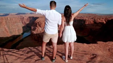 Arizona, Paje 'deki Horseshoe Kanyonu' nda birbirine aşık genç bir çift. Macera ve turizm konsepti. Amerika 'nın güzel doğası