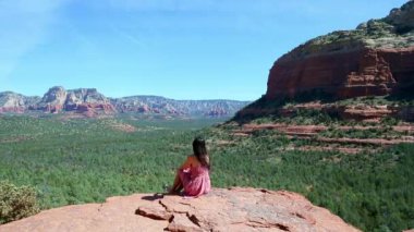 Devils Köprüsü Yolu 'nda seyahat, Sedona, Arizona, ABD' de manzara manzarası. Sedona 'daki ünlü patikadaki mutlu kadın. Yüksek kalite fotoğraf