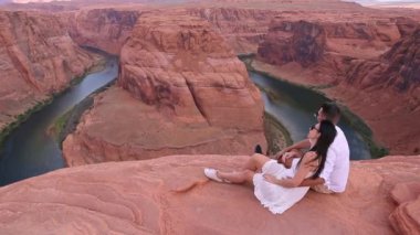 Arizona 'da Horseshoe Band Canyon' da tatilde olan genç bir çift. Macera ve turizm konsepti. Amerika 'nın güzel doğası