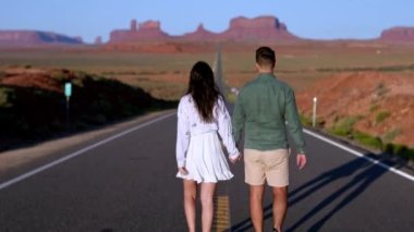 Utah 'taki Monument Valley Kabile Parkı' nda manzara otoyolu. Anıt Vadisi 'ndeki ünlü yolda genç bir aile.