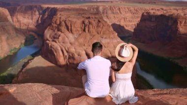 Arizona 'da Horseshoe Band Canyon' da tatilde olan genç bir çift. Macera ve turizm konsepti. Amerika 'nın güzel doğası