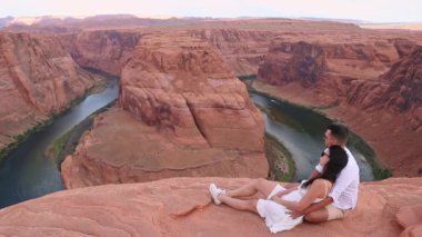 Arizona 'da Horseshoe Band Canyon' da tatilde olan genç bir çift. Macera ve turizm konsepti. Amerika 'nın güzel doğası