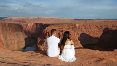 Arizona, Paje 'deki Horseshoe Kanyonu' nda birbirine aşık genç bir çift. Macera ve turizm konsepti. Amerika 'nın güzel doğası