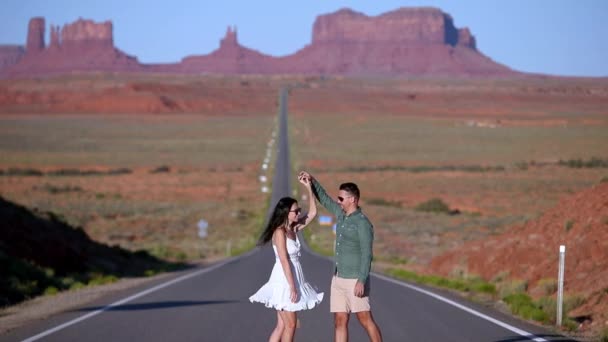 Estrada Panorâmica Monument Valley Tribal Park Utah Família Jovem Famosa — Vídeo de Stock