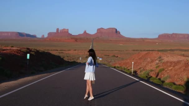 犹他州纪念碑谷部落公园的风景大道 名路上的年轻女子 — 图库视频影像