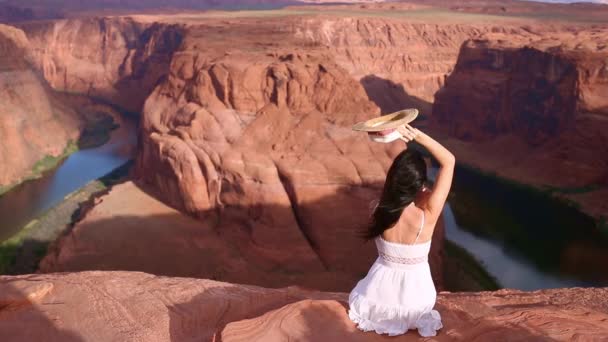 ホースホースシューバンドキャニオン上の崖の端に白いドレスを着た若い女の子 アドベンチャーと観光コンセプト — ストック動画