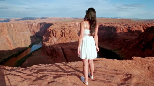 Young Girl White Dress Edge Cliff Horse Horseshoe Band Canyon — Stock Video