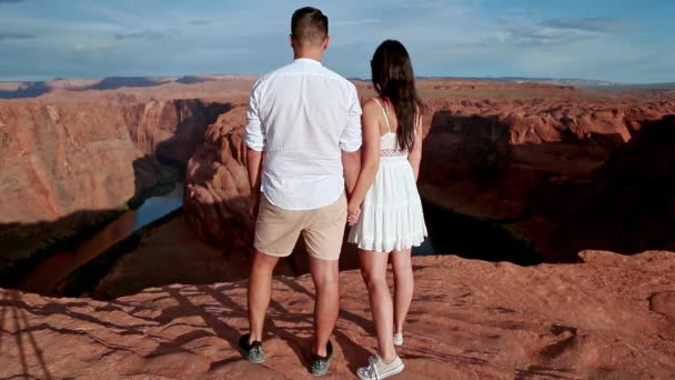 アリゾナ州ページのホースシューバンドキャニオンでの休暇中の若いカップル アドベンチャーと観光コンセプト アメリカの美しい自然 — ストック動画
