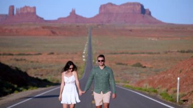 Utah 'taki Monument Valley Kabile Parkı' nda manzara otoyolu. Anıt Vadisi 'ndeki ünlü yolda genç bir aile.