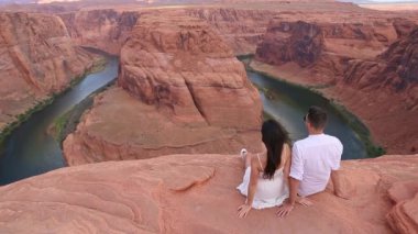 Arizona 'da Horseshoe Band Canyon' da tatilde olan genç bir çift. Macera ve turizm konsepti. Amerika 'nın güzel doğası