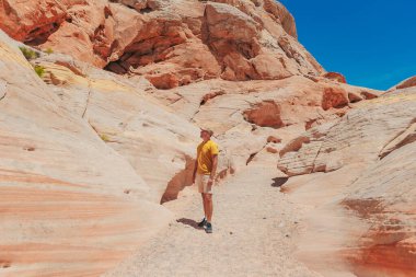 Genç yürüyüşçü Utah 'taki Ulusal Park' a geliyor.