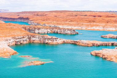 Turkuvaz suyu ve mavi gökyüzü ile Powell Gölü güzel manzara 