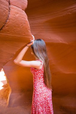 Arizona, ABD 'de Antilope Kanyonu' nda yürüyen ve keşfeden genç bir kız. Antilop Kanyon Renk Gradyanı. 