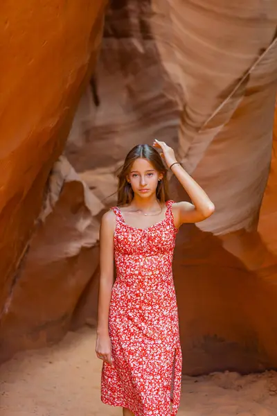 在美国亚利桑那州 一个年轻的女孩正在行走和探索安的列斯佩普峡谷 Antelope Canyon色彩艳丽 免版税图库图片