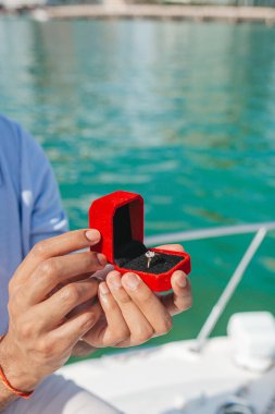 Nişan yüzüğü kutusuyla evlenme teklif eden adam. Yüksek kalite fotoğraf