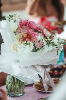 Vazodaki düğün masasının üzerinde parlak, güzel bir buket şakayık. Yüksek kalite fotoğraf