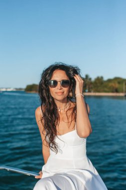 Teknedeki kadın yaz tatilinin tadını çıkarıyor. Yüksek kalite fotoğraf