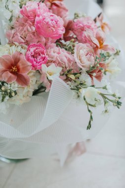 Vazodaki düğün masasının üzerinde parlak, güzel bir buket şakayık. Yüksek kalite fotoğraf