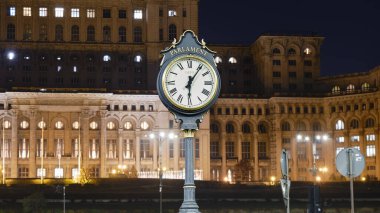 Romanya 'nın Bükreş kentindeki Parlamento Sarayı' nda kamu saati, enerji maliyetlerini kısmen düşürmek amacıyla gece aydınlandı.