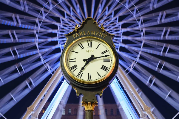 Horloge Rue Parlement Nuit Avec Roue Ferris Noël Arrière 1459 — Photo