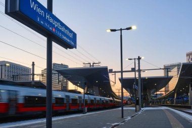 Viyana merkez tren istasyonu Hauptbahnhof, akşam tren platformlarıyla. Wien, Avusturya, ulaşım, ulaşım.