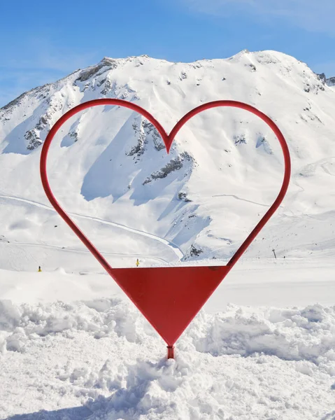 冬にフランスのヴァル ディゼールスキー場の赤いハートのような写真フレームは 観光客が背景の斜面や山々と写真を撮るために使用されます — ストック写真