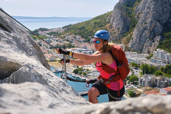 Woman Climbs Ferrata Fortica Cetina River Omis City Croatia Climber — Stock Photo, Image