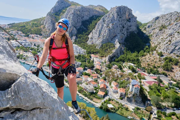 Hırvatistan 'ın Omis şehrinde, Ferrata Fortica üzerinden bir kadın. Dağcı, macera, aktif, yaz, turizm.