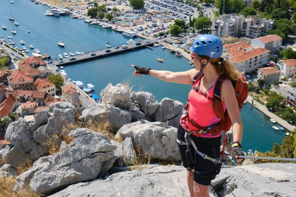 女登山者通过Ferrata Fortica指向克罗地亚的Cetina河和Omis市 攀登者 探险者 活跃分子 夏季者 旅游者 图库图片