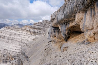 Dolomites dağlarında kaya oluşumları, İtalya, bir yaz günü bulutlar. Alpler, doğa, etkinlik, turizm.