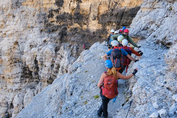 People Wait Line Crowded Ferrata Route Called Giovanni Lipella Dolomites — Stock Photo, Image