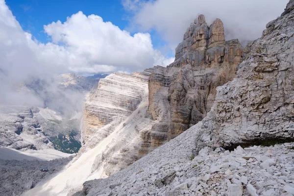 Ιταλικά Βουνά Δολομίτες Στο Tofana Mezzo Σύννεφα Σκιές Μυτεροί Σχηματισμοί — Φωτογραφία Αρχείου