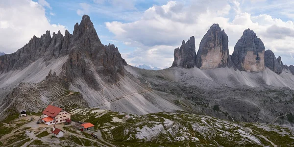 意大利多洛密斯Paternkofel山下的Panorama Tre Cime Lavaredo Forcella Lavaredo和Mountain Hut Locatelli — 图库照片