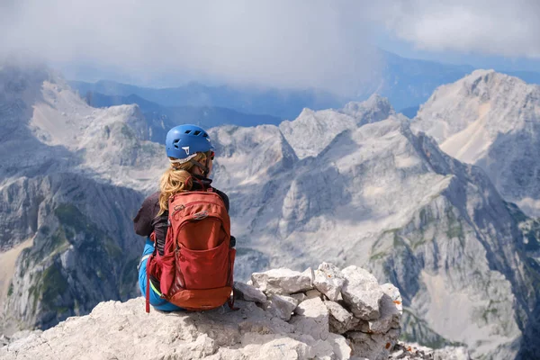 Γυναίκα Ορειβάτης Κάθεται Στην Άκρη Ενός Βράχου Στα Βουνά Triglav — Φωτογραφία Αρχείου