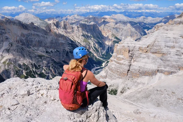 Γυναίκα Ορειβάτης Κάθεται Στην Άκρη Ενός Βράχου Στα Βουνά Δολομίτες — Φωτογραφία Αρχείου