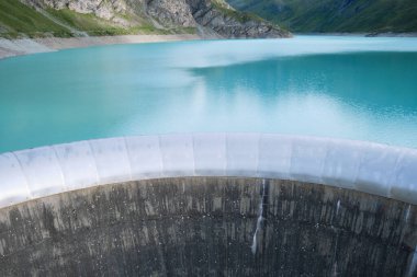İsviçre 'nin Grimentz Vadisi' nin başındaki Moiry Barajı 'nın sızıntısı ve Moiry Gölü' nün turkuaz suyu..