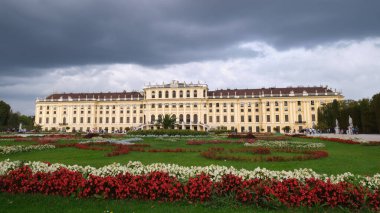 Schonbrunn saray binası ve bahçeleri, Avusturya başkentindeki bu ikonik simge üzerinde fırtına bulutları. Viyana, Avusturya - 30 Eylül 2023.