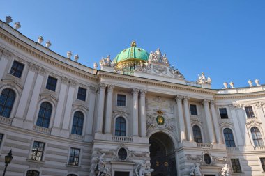Michaelerplatz 'da, Viyana' nın merkezindeki büyük bir meydan olan Kubbe ile Hofburg kompleks bina cephesi. Wien, Avusturya - 26 Eylül 2023.